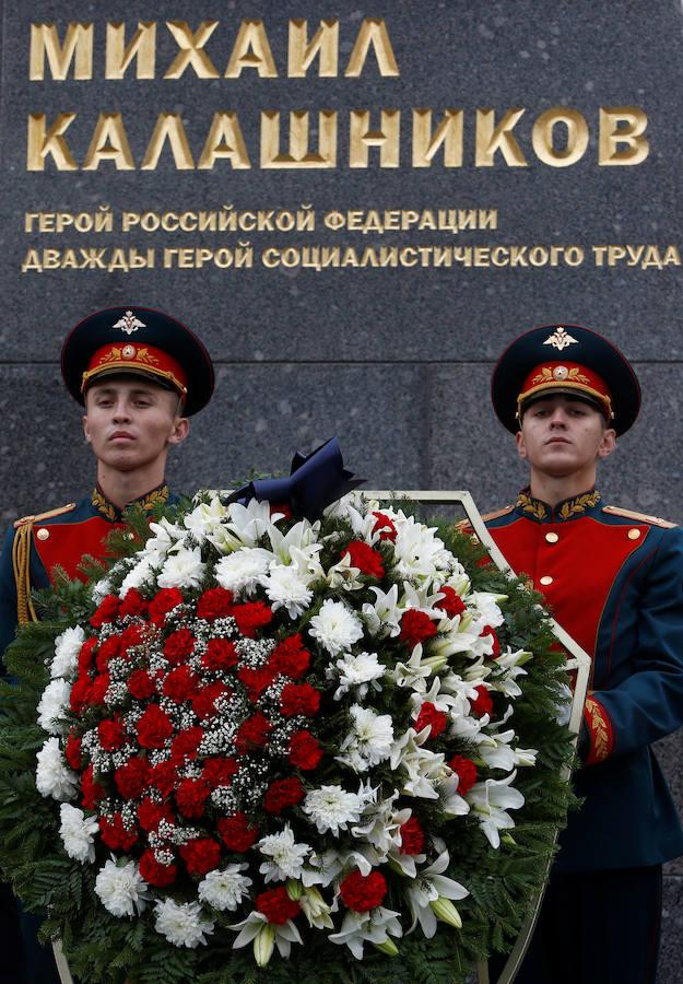 El polémico monumento al creador del AK 47 el fusil más utilizado en